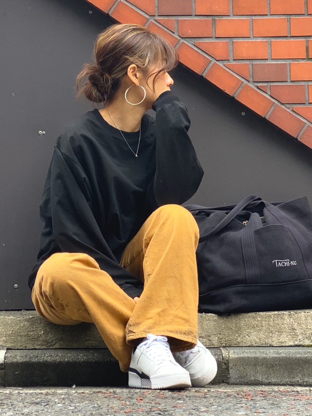 ブラック系のスウェットを着用したレディースの春コーディネートの2枚目の写真