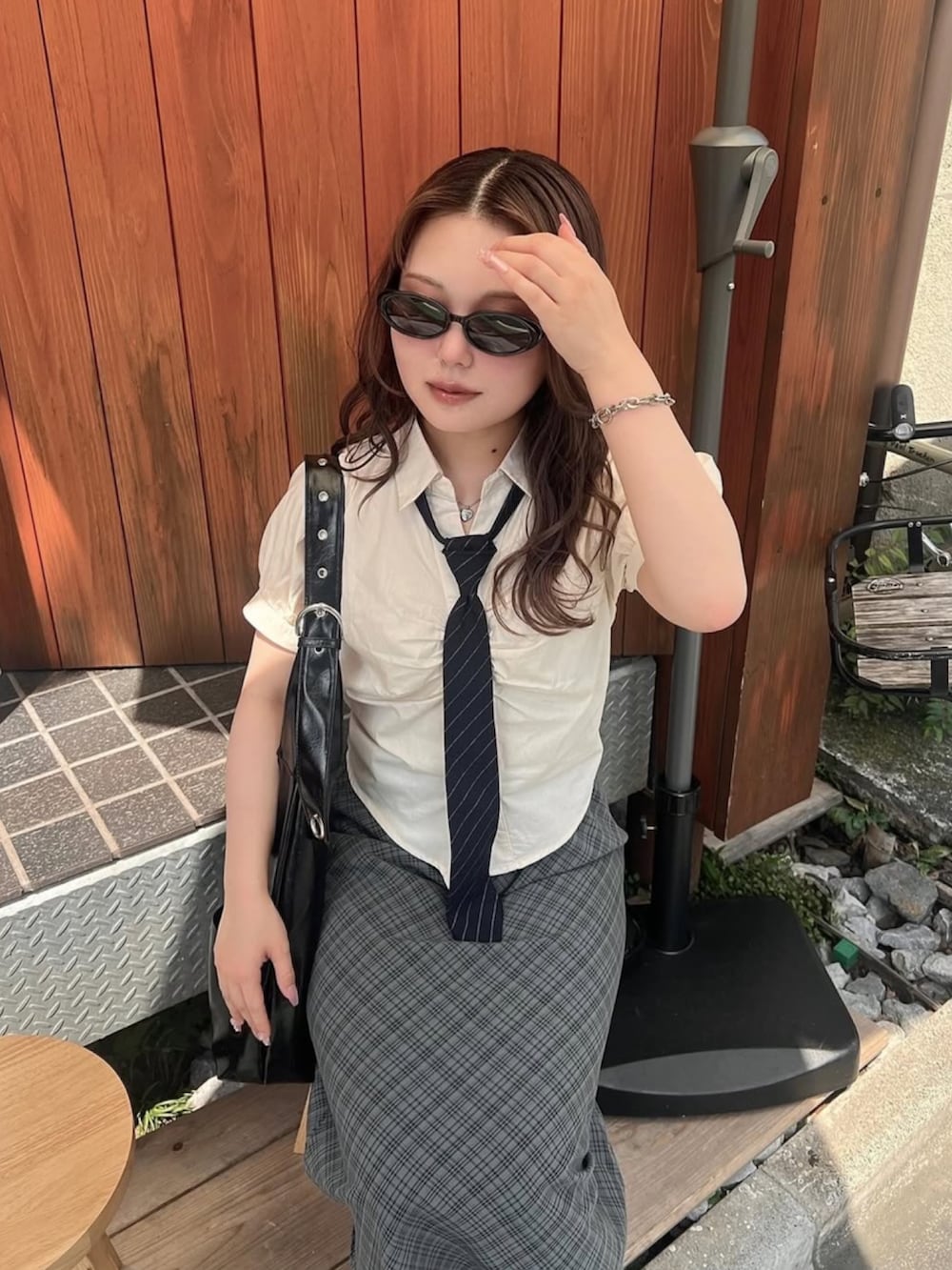 ブラック系のローファーを着用したレディースの夏コーディネートの5枚目の写真