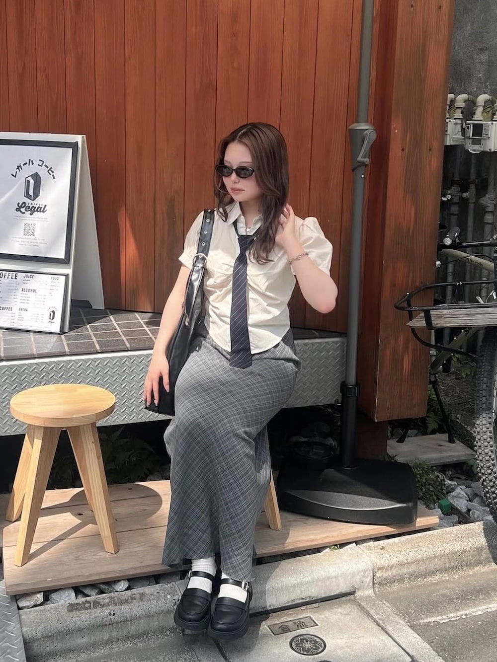 ブラック系のローファーを着用したレディースの夏コーディネートの3枚目の写真