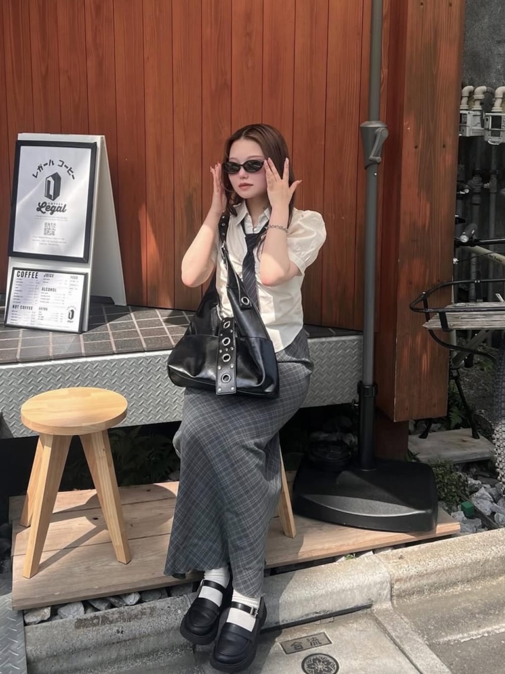 ブラック系のローファーを着用したレディースの夏コーディネートの2枚目の写真