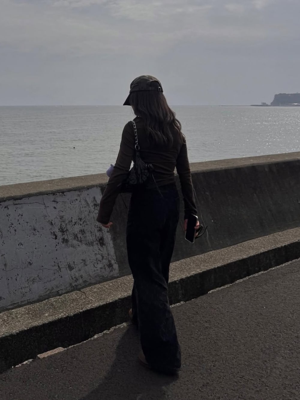 ブラウン系のTシャツ/カットソー、ブラック系のデニムパンツ、その他のキャップを着用したレディースの夏コーディネートの4枚目の写真