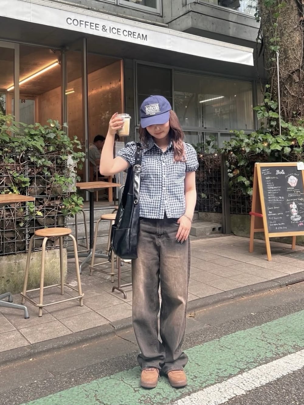 ブルー系のキャップを着用したレディースの夏コーディネートの4枚目の写真