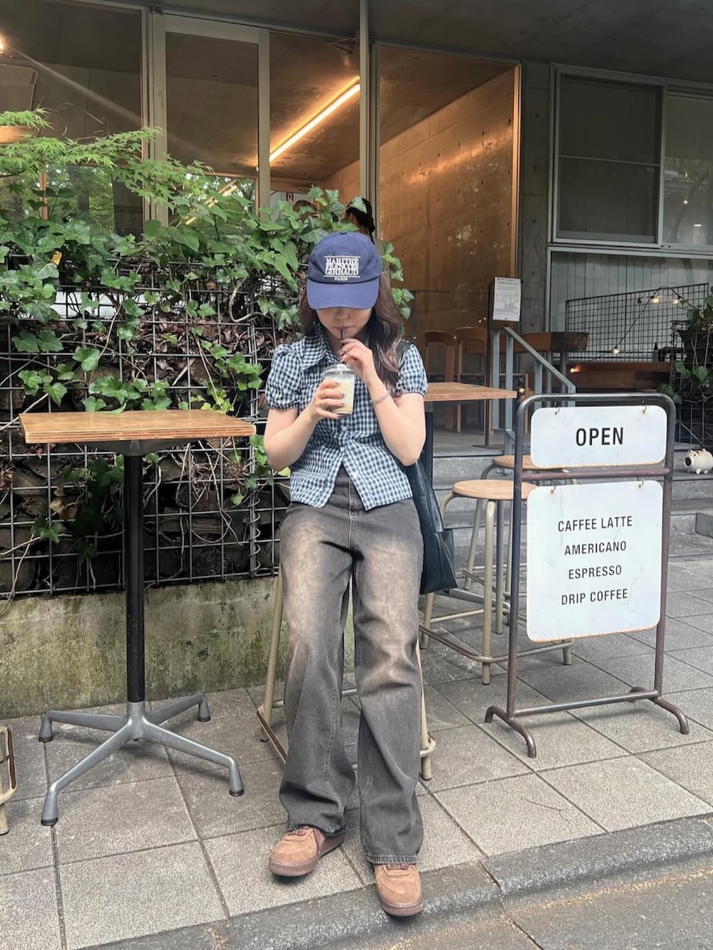 ブルー系のキャップを着用したレディースの夏コーディネートの3枚目の写真