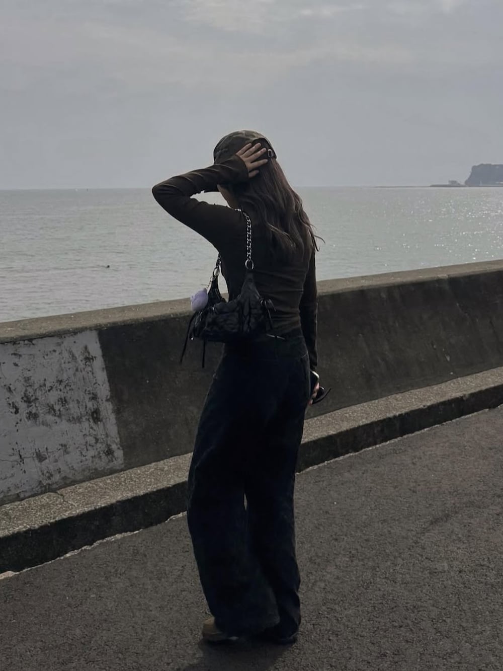 ブラウン系のTシャツ/カットソー、ブラック系のデニムパンツ、その他のキャップを着用したレディースの夏コーディネートの3枚目の写真