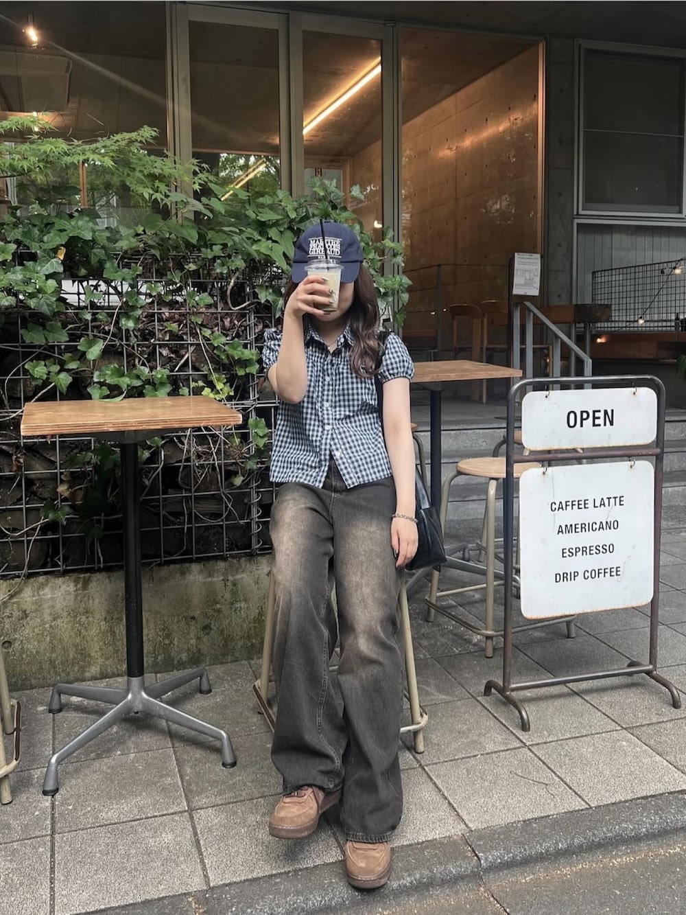 ブルー系のキャップを着用したレディースの夏コーディネートの2枚目の写真