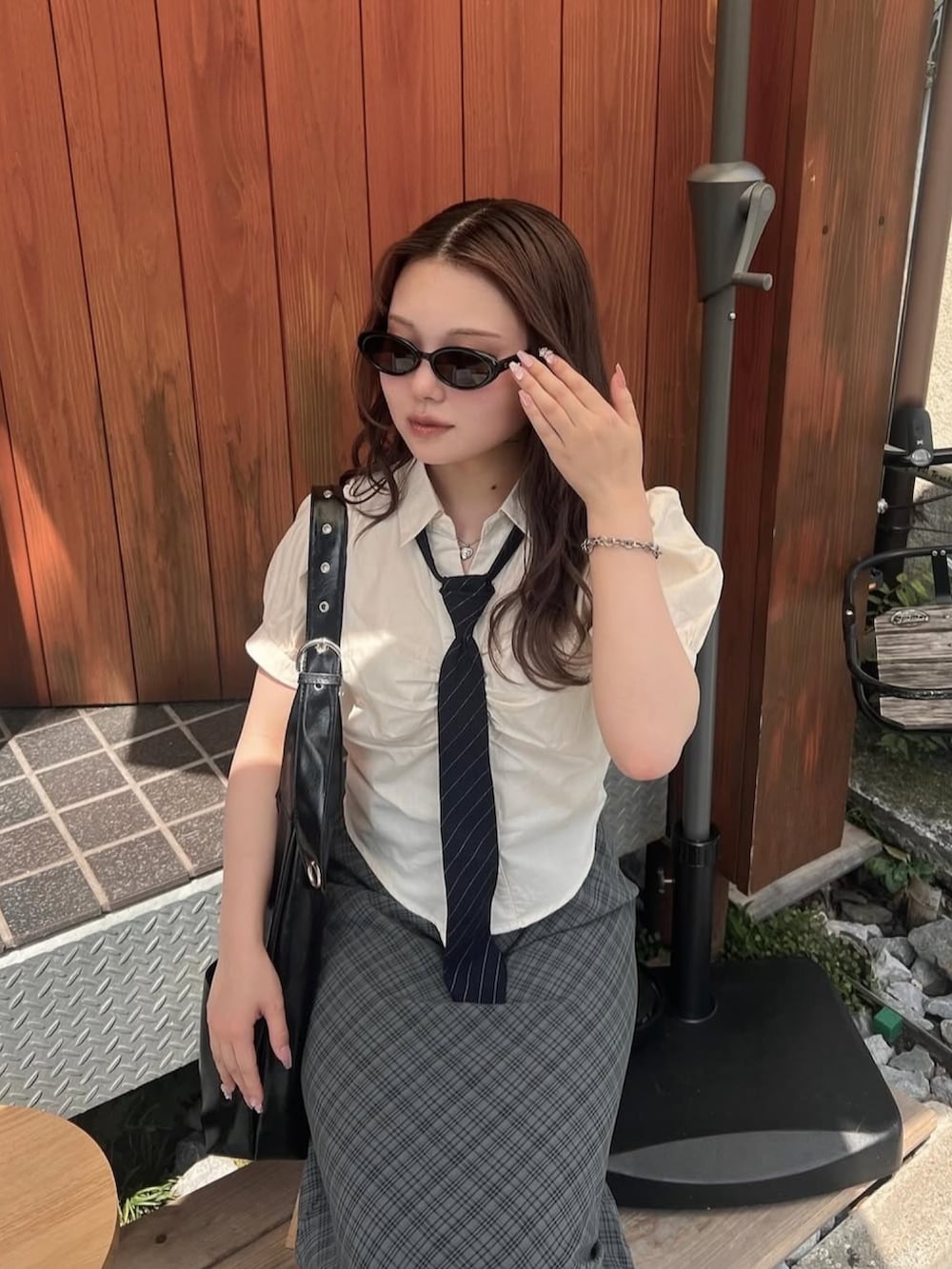 ブラック系のローファーを着用したレディースの夏コーディネートの4枚目の写真