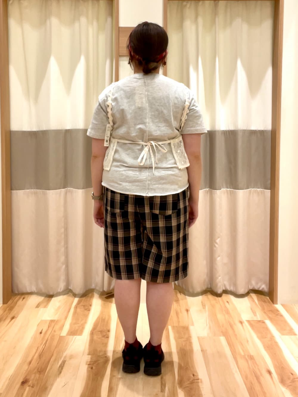 ブラック系のパンツ、ホワイト系のその他トップス、グレー系のTシャツ/カットソーを着用したレディースの春コーディネートの3枚目の写真