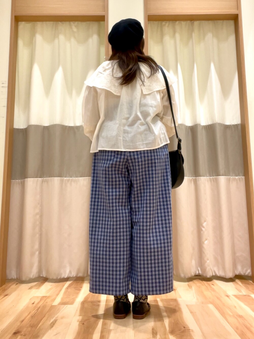 ブルー系のその他パンツ、ホワイト系のシャツ/ブラウスを着用したレディースの春コーディネートの2枚目の写真