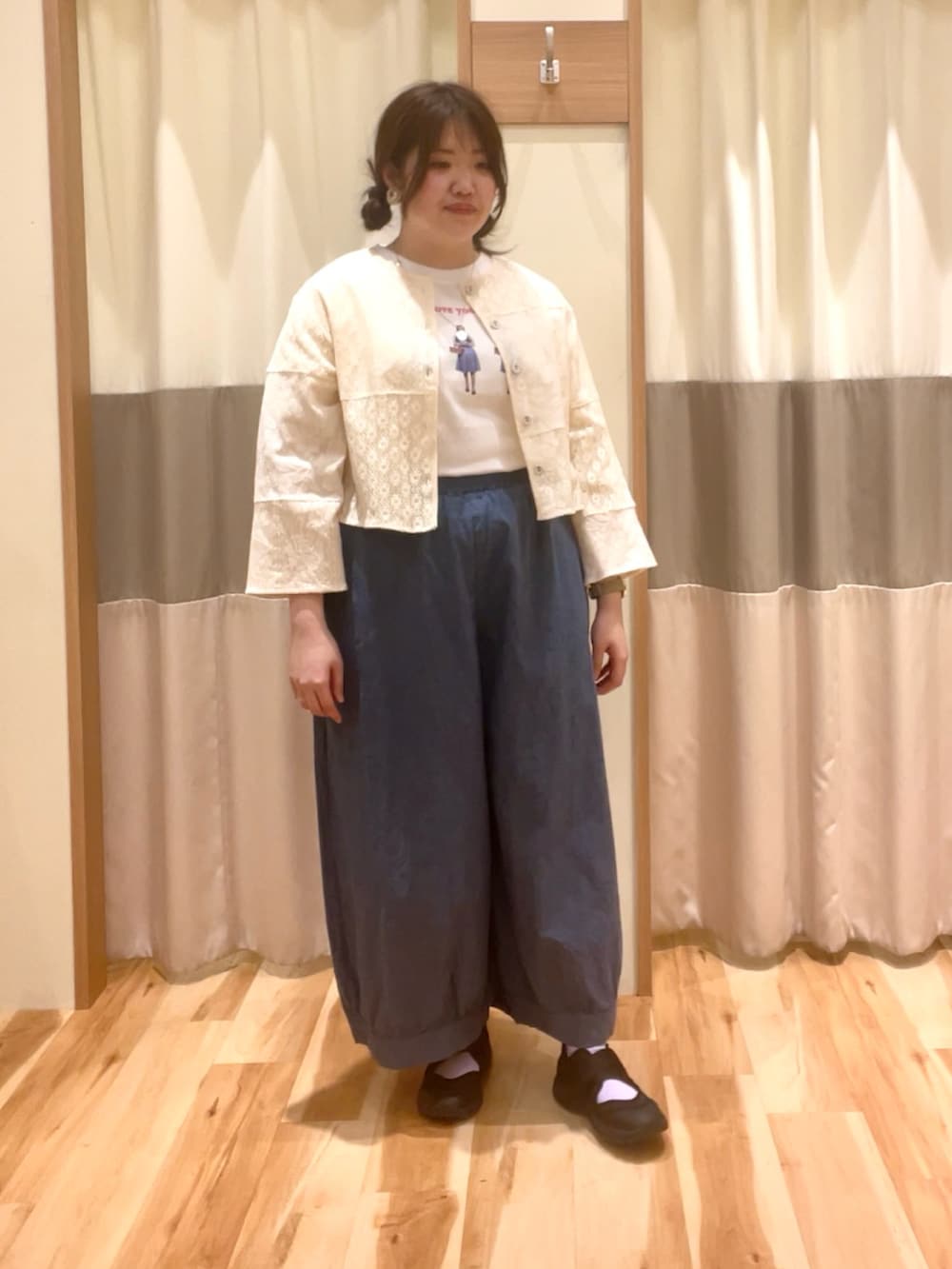 ブルー系のその他パンツ、ホワイト系のTシャツ/カットソー、ホワイト系のノーカラージャケットを着用したレディースの春コーディネートの2枚目の写真