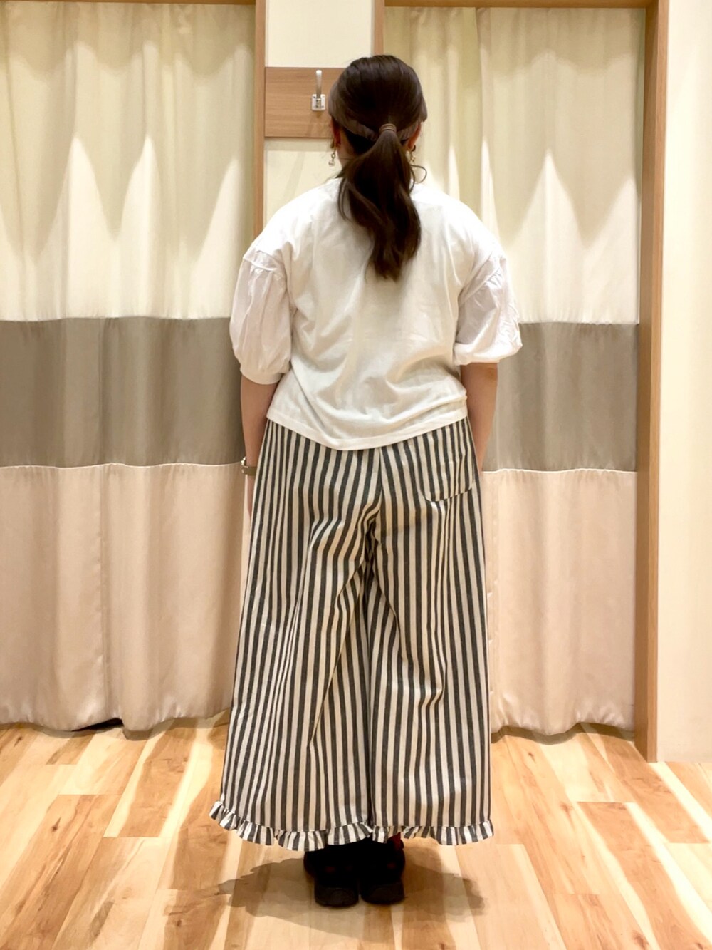 ベージュ系のその他パンツ、ホワイト系のTシャツ/カットソーを着用したレディースの春コーディネートの2枚目の写真