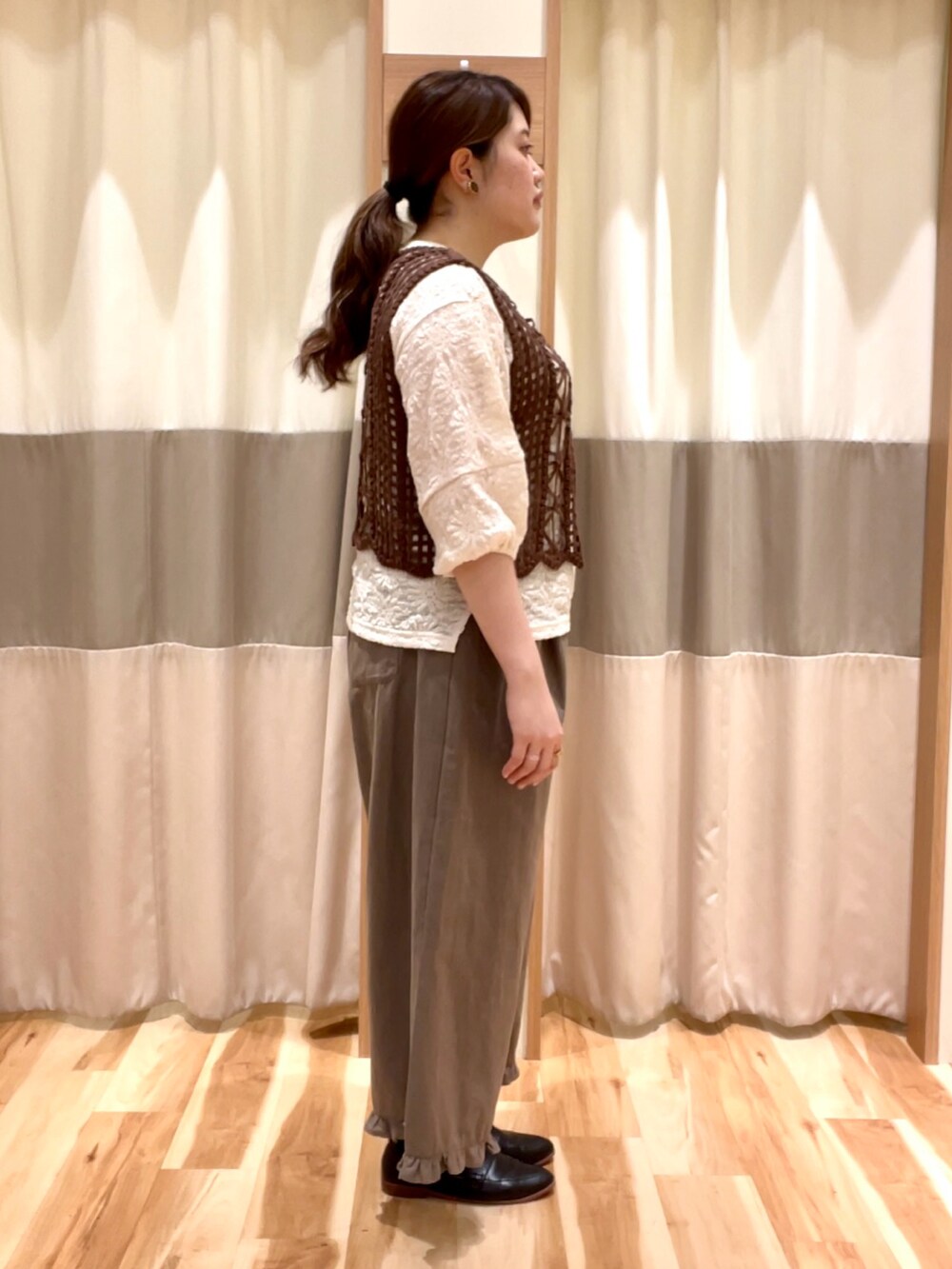 ブラウン系のその他パンツ、ホワイト系のTシャツ/カットソー、ブラウン系のベストを着用したレディースの夏コーディネートの3枚目の写真