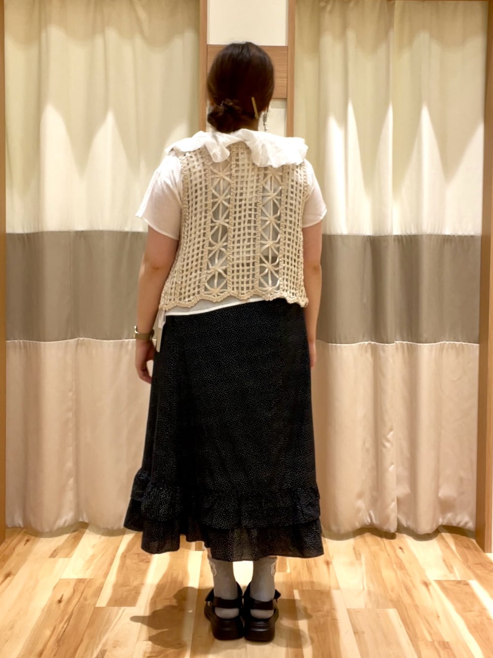 ホワイト系のベスト、ホワイト系のシャツ/ブラウス、ブラック系のスカートを着用したレディースの夏コーディネートの3枚目の写真