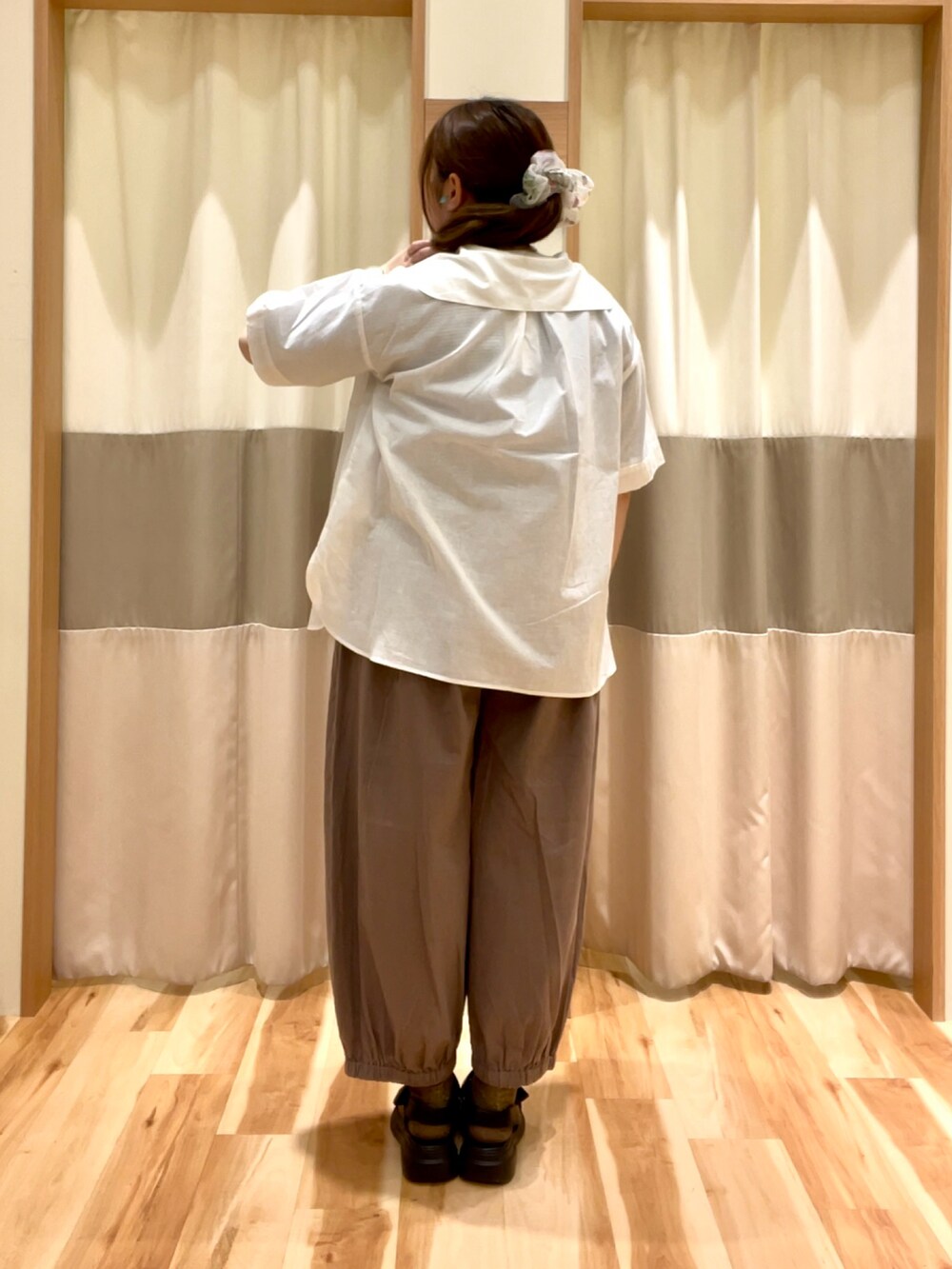 ブルー系のTシャツ/カットソー、ホワイト系のシャツ/ブラウス、ブラウン系のパンツを着用したレディースの夏コーディネートの3枚目の写真