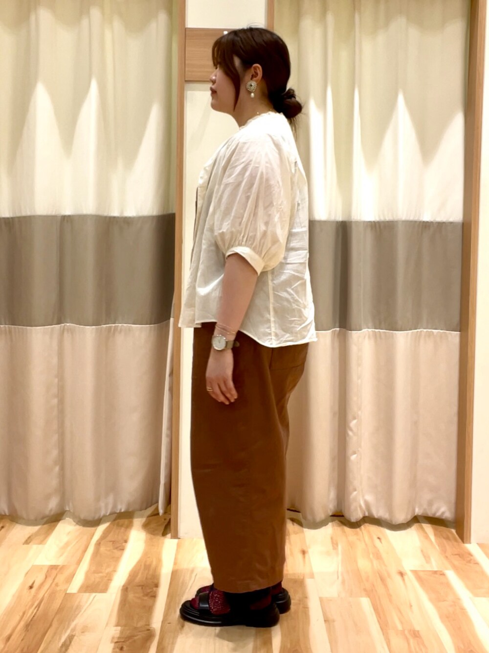 ブラウン系のサロペット/オーバーオール、ホワイト系のシャツ/ブラウス、ホワイト系のTシャツ/カットソーを着用したレディースの夏コーディネートの3枚目の写真