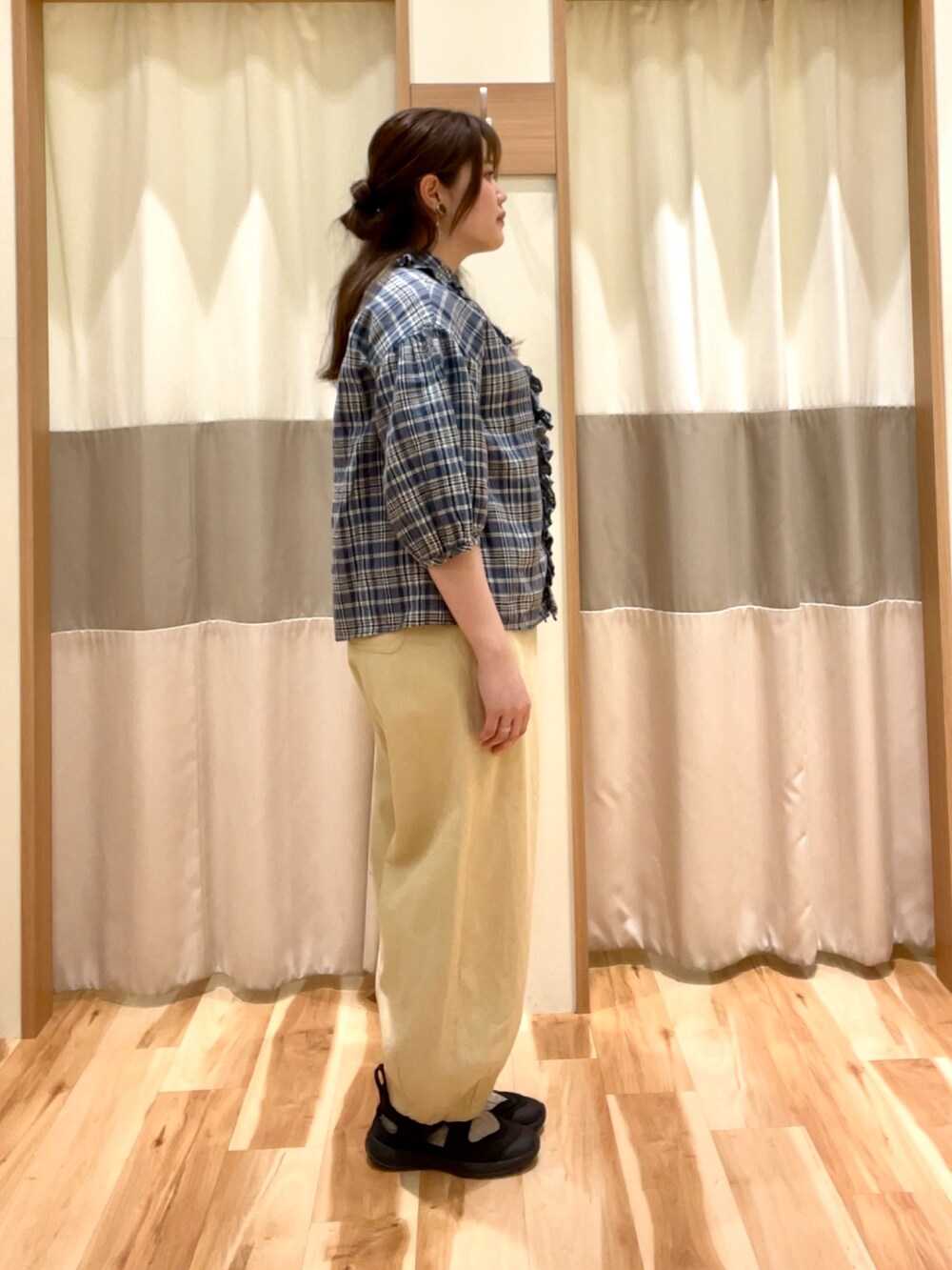 ブルー系のシャツ/ブラウス、ベージュ系のその他パンツを着用したレディースの春コーディネートの2枚目の写真