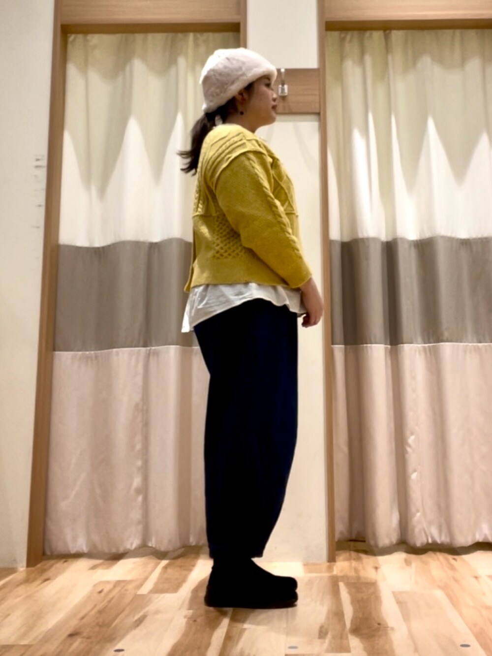 イエロー系のカーディガン/ボレロ、ブルー系のその他パンツ、ホワイト系のシャツ/ブラウスを着用したレディースの冬コーディネートの2枚目の写真