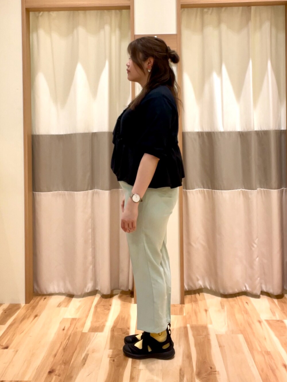 ブラック系のTシャツ/カットソー、グリーン系のパンツを着用したレディースの春コーディネートの3枚目の写真