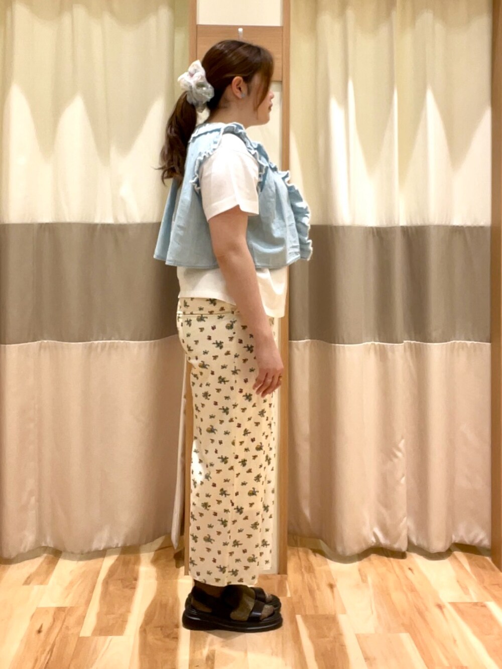 ブルー系のベスト、ホワイト系のその他パンツ、ホワイト系のTシャツ/カットソーを着用したレディースの夏コーディネートの2枚目の写真