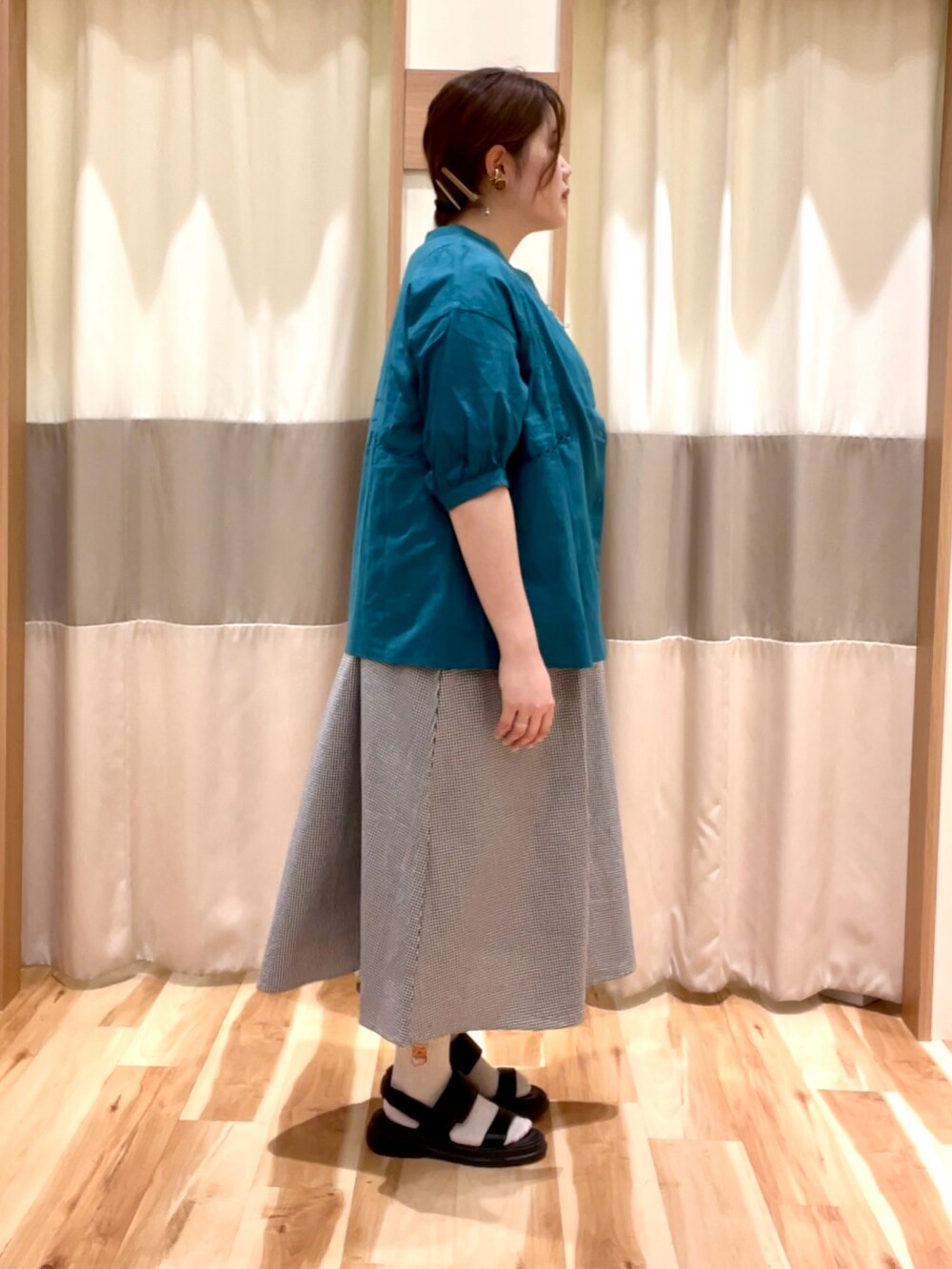 グリーン系のシャツ/ブラウス、ホワイト系のTシャツ/カットソー、ホワイト系のワンピース/ドレスを着用したレディースの夏コーディネートの2枚目の写真