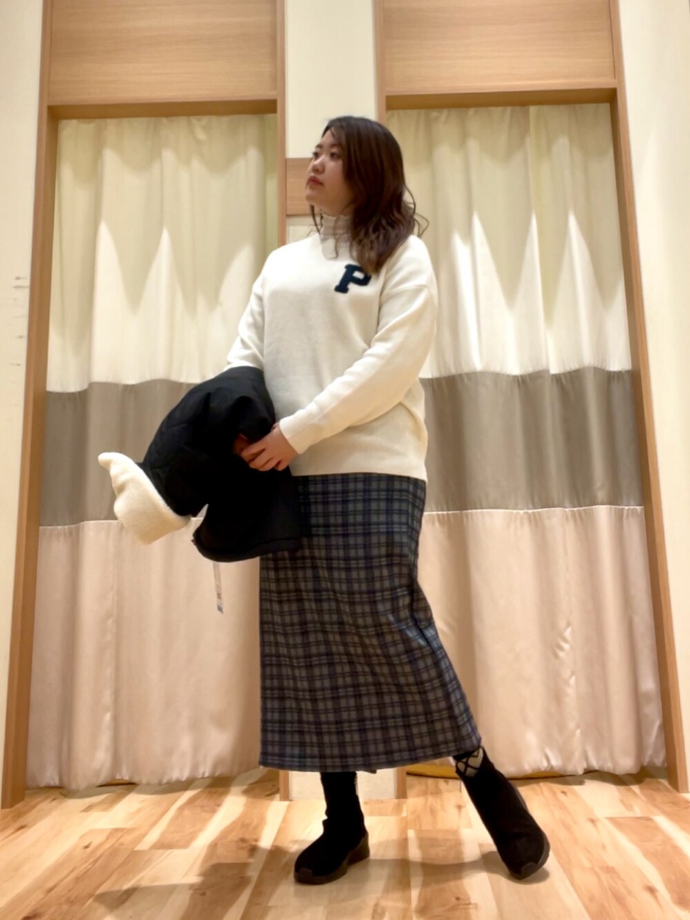 「キルティング、タイトスカート、ニットコーデ、冬アウター、冬コーデ、女子会コーデ」｜「Samansa Mos2 blueの◎サガラ刺繍スウェットニットプルオーバー（ニット/セーター、ホワイト系）」を使った、bebeさん（レディース・159cm）の秋コーディネートの2枚目の写真