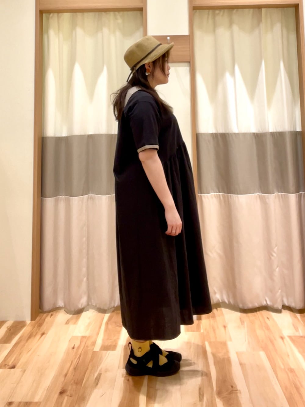 ブラウン系のワンピース、ベージュ系のハットを着用したレディースの春コーディネートの3枚目の写真