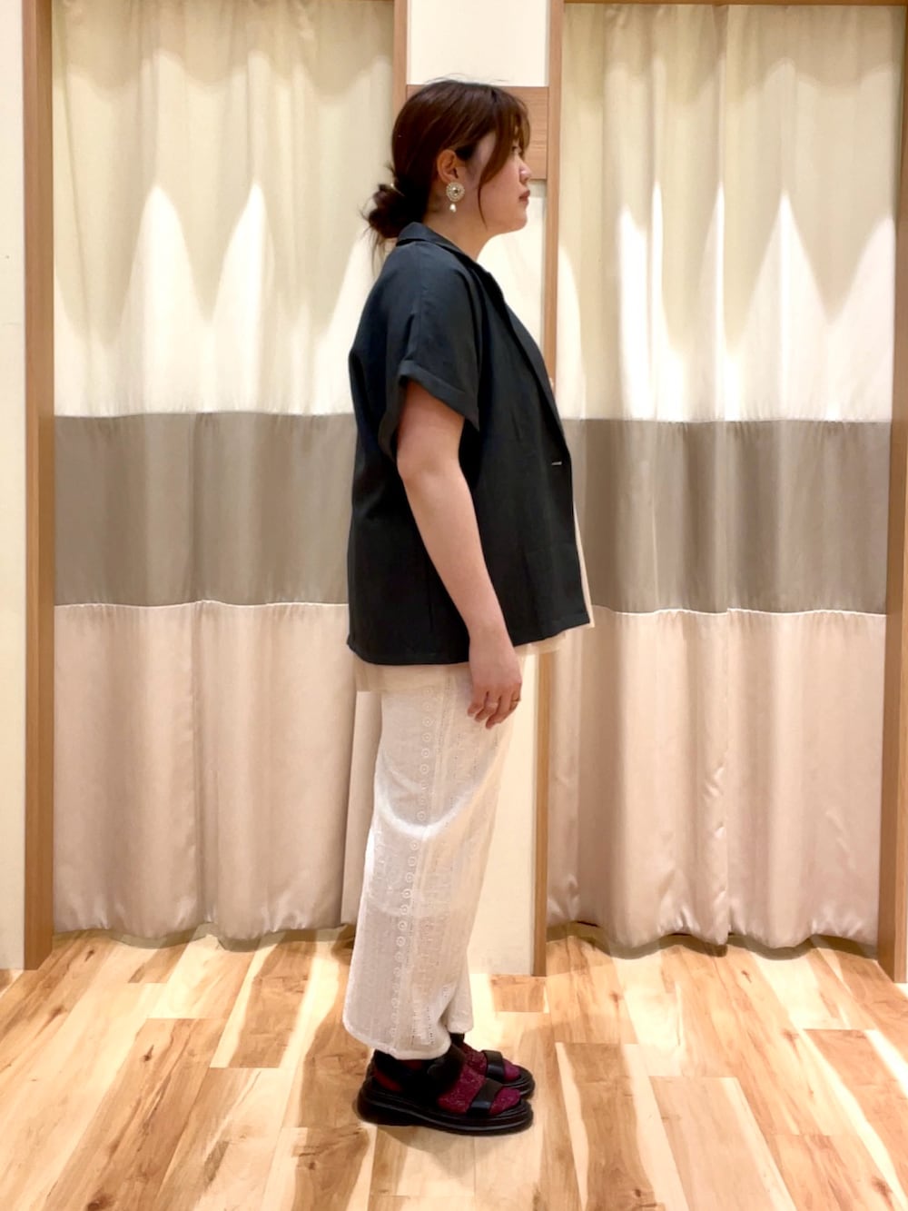 グレー系のシャツ/ブラウス、ベージュ系のシャツ/ブラウス、ホワイト系のその他パンツを着用したレディースの夏コーディネートの2枚目の写真