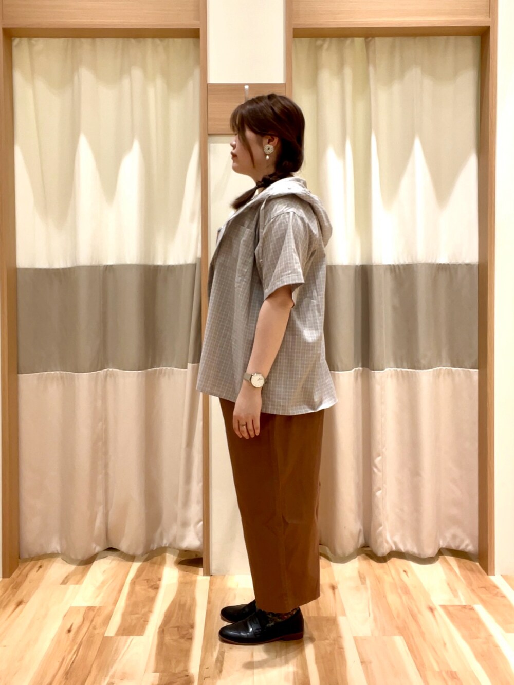 ブラウン系のオールインワン・サロペット、ホワイト系のタンクトップ、グレー系のシャツ/ブラウスを着用したレディースの春コーディネートの4枚目の写真