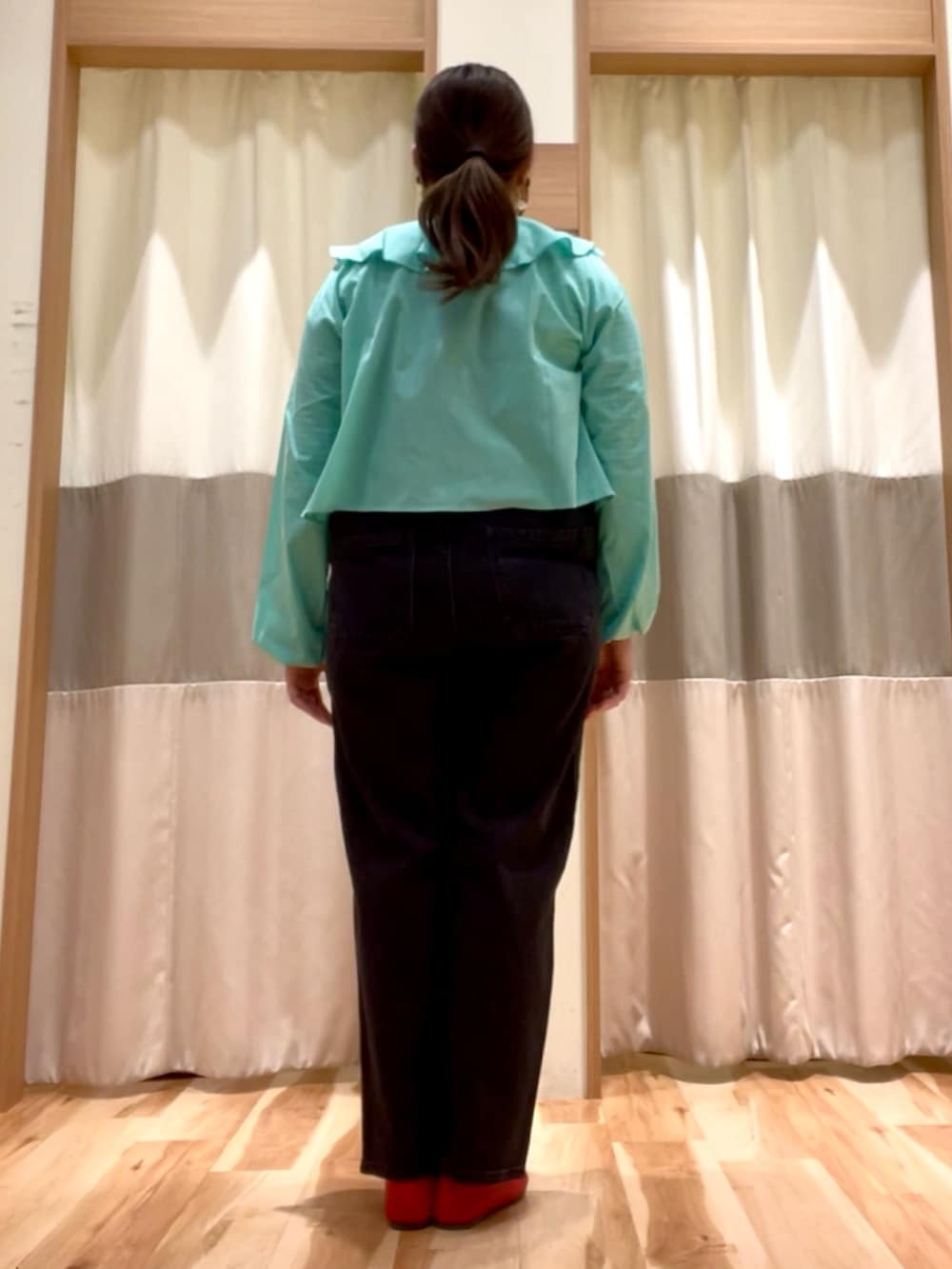 グリーン系のシャツ/ブラウス、ブラック系のオールインワン・サロペット、ブラック系のTシャツ/カットソーを着用したレディースの冬コーディネートの4枚目の写真