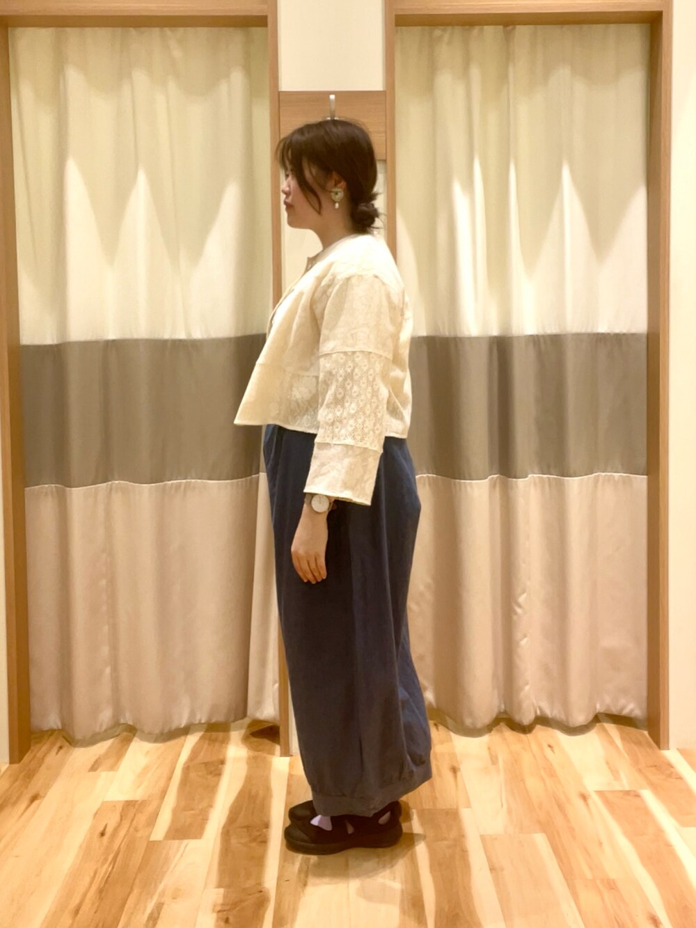 ブルー系のその他パンツ、ホワイト系のTシャツ/カットソー、ホワイト系のノーカラージャケットを着用したレディースの春コーディネートの4枚目の写真