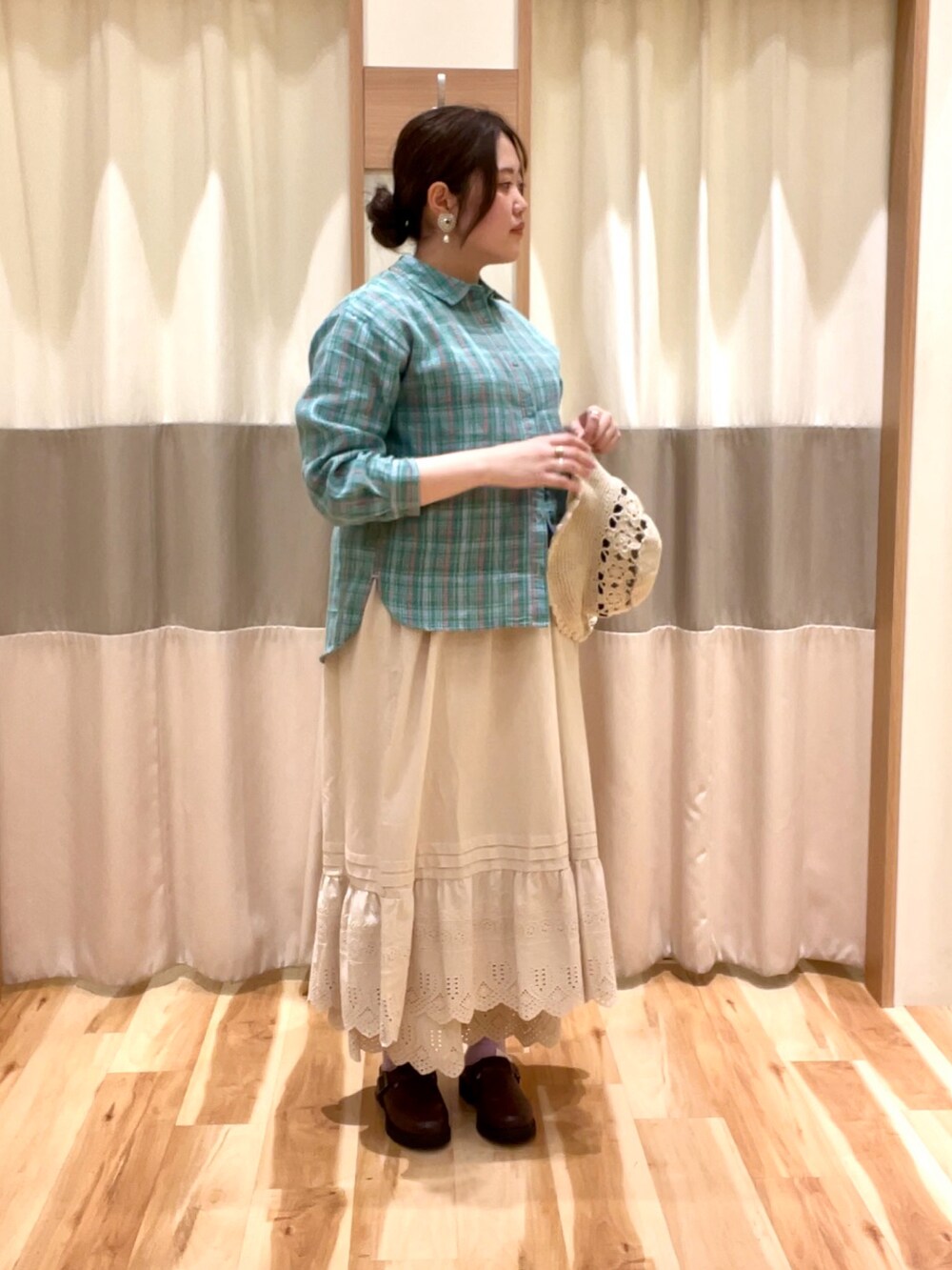 ベージュ系のワンピース、ベージュ系のその他パンツ、ブラウン系のドレスシューズを着用したレディースの春コーディネートの2枚目の写真