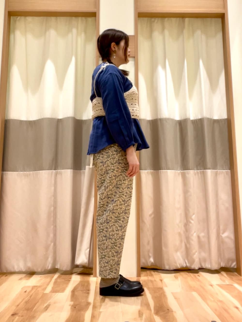 ホワイト系のその他トップス、ブルー系のシャツ/ブラウス、ブルー系のその他パンツを着用したレディースの春コーディネートの2枚目の写真