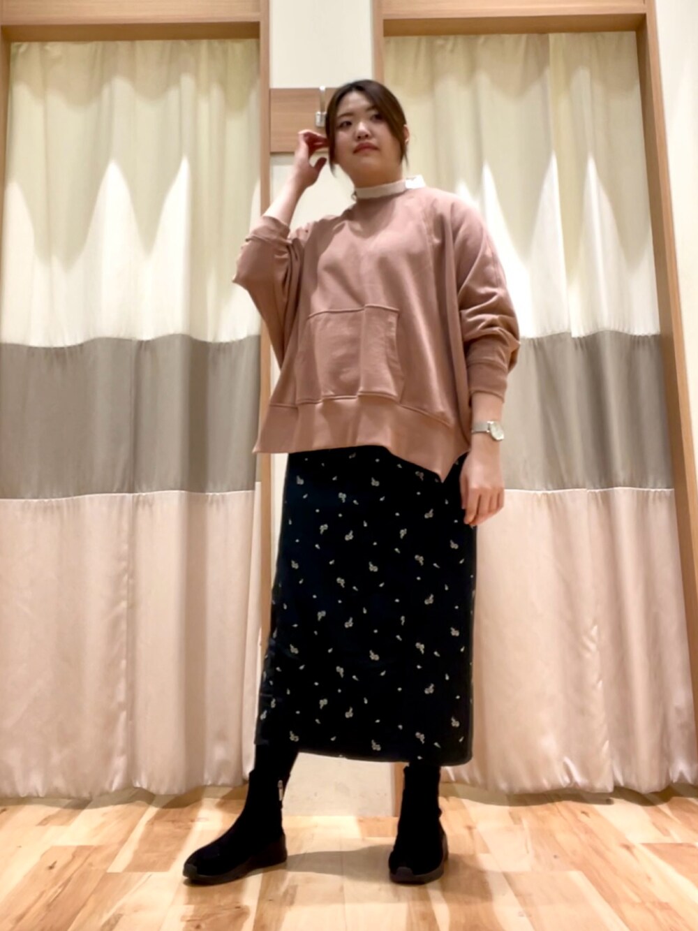 ブルー系のスウェット、ホワイト系のシャツ/ブラウス、ブラック系のスカートを着用したレディースの冬コーディネートの3枚目の写真