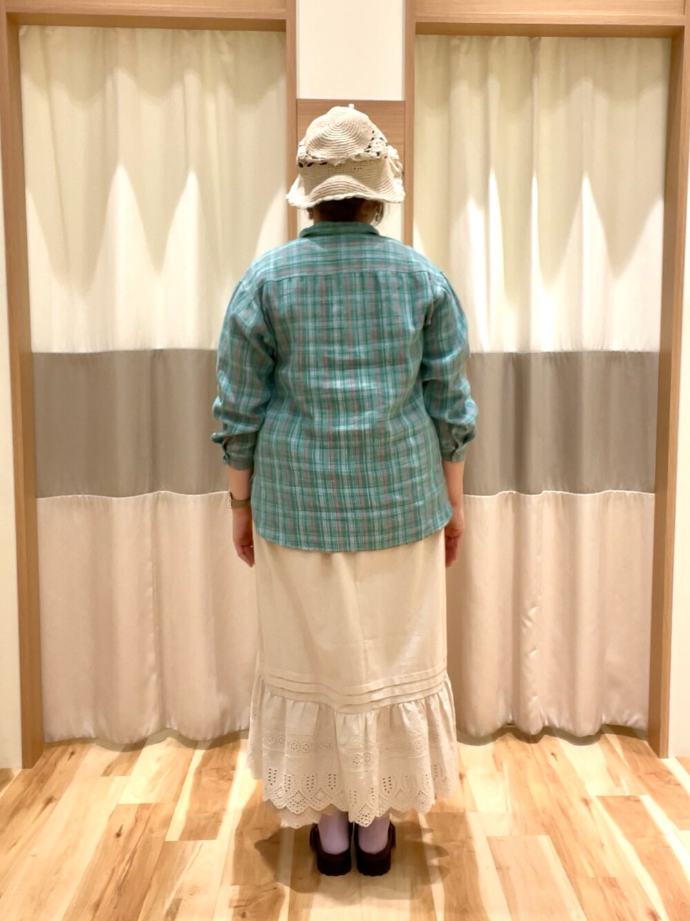 ベージュ系のワンピース、ベージュ系のその他パンツ、ブラウン系のドレスシューズを着用したレディースの春コーディネートの4枚目の写真