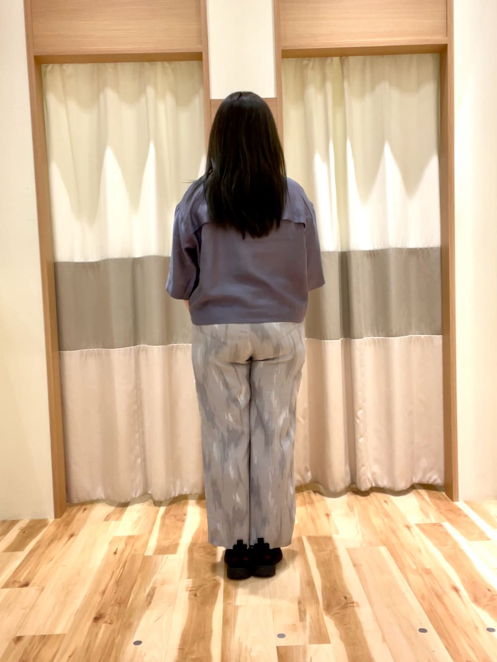 「オフィスカジュアル、Samansa Mos2 blue、きれいめカジュアル、ワントーンコーデ」｜「Samansa Mos2 blueの【接触冷感】水彩柄イージーパンツ（その他パンツ、グレー系）」を使った、bebeさん（レディース・159cm）の春コーディネートの3枚目の写真