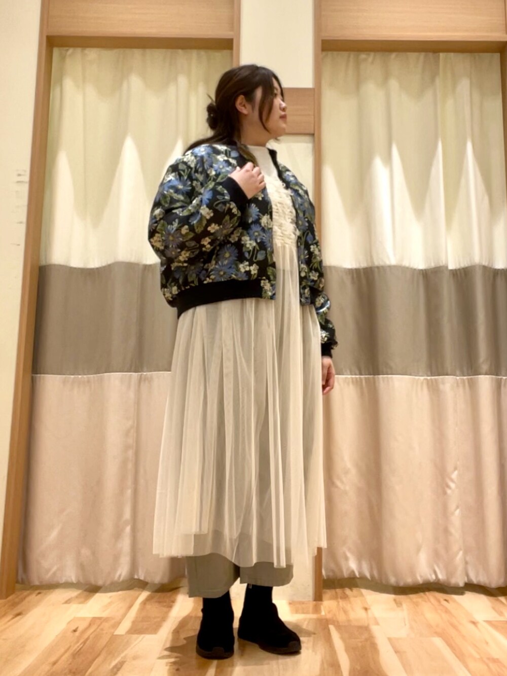 ホワイト系のワンピース、ホワイト系のTシャツ/カットソー、グレー系のその他パンツを着用したレディースの冬コーディネートの2枚目の写真