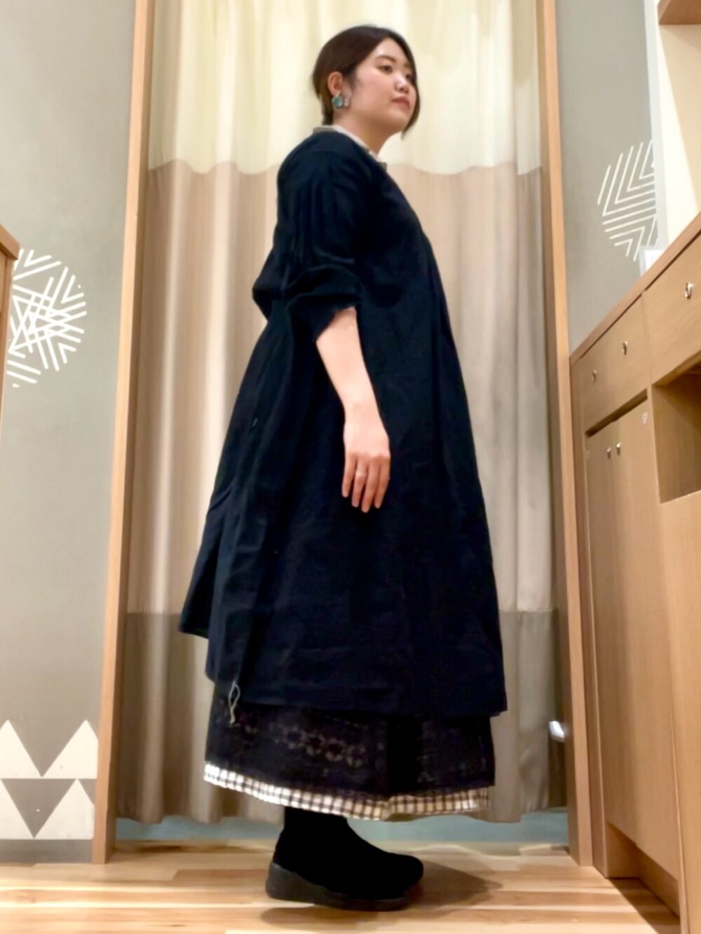 ブラック系のスカート、ブラック系のワンピースを着用したレディースの冬コーディネートの3枚目の写真