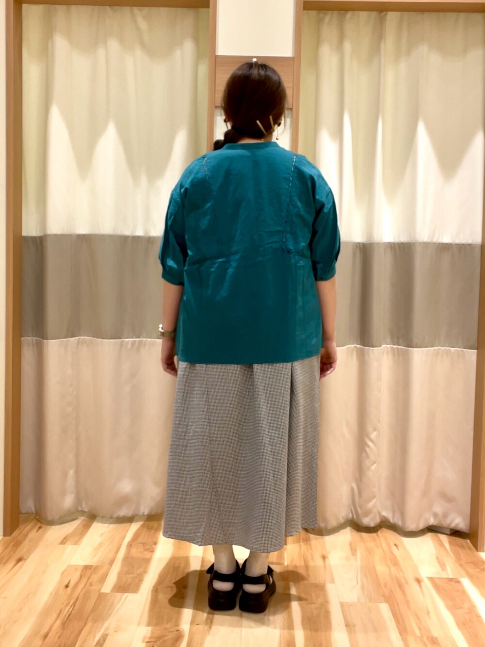 グリーン系のシャツ/ブラウス、ホワイト系のTシャツ/カットソー、ホワイト系のワンピース/ドレスを着用したレディースの夏コーディネートの3枚目の写真