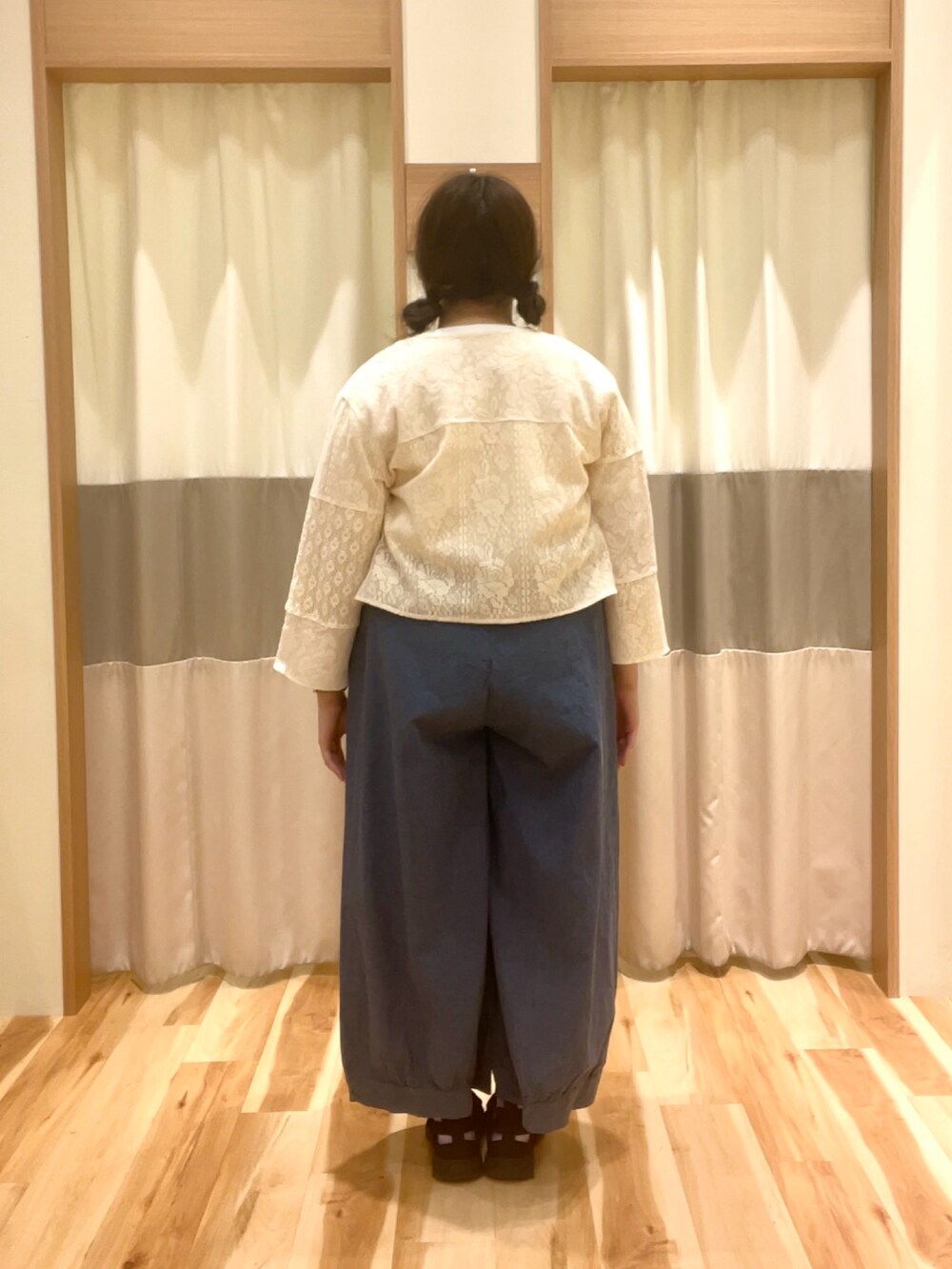 ブルー系のその他パンツ、ホワイト系のTシャツ/カットソー、ホワイト系のノーカラージャケットを着用したレディースの春コーディネートの3枚目の写真