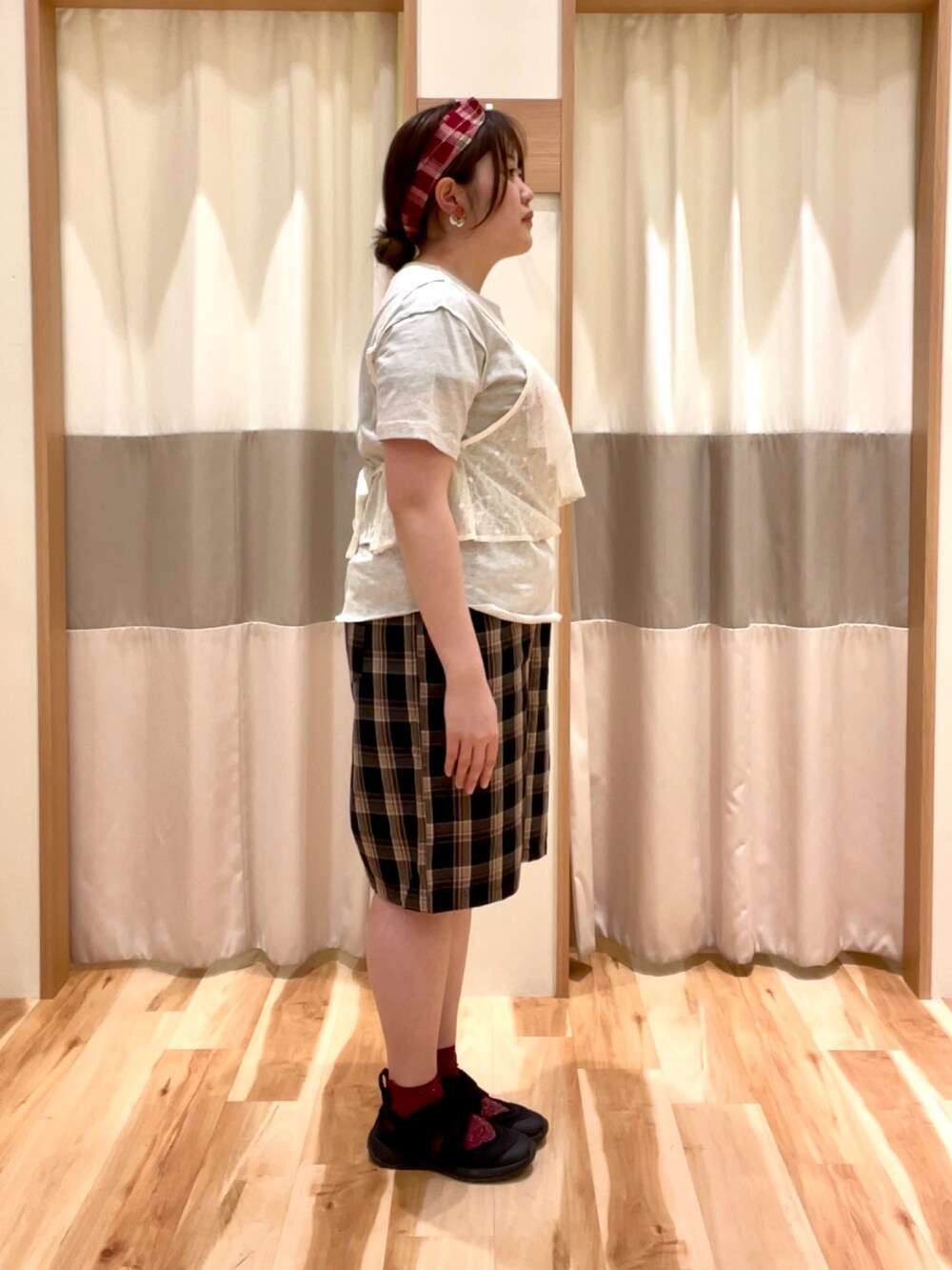 ブラック系のパンツ、ホワイト系のその他トップス、グレー系のTシャツ/カットソーを着用したレディースの春コーディネートの2枚目の写真