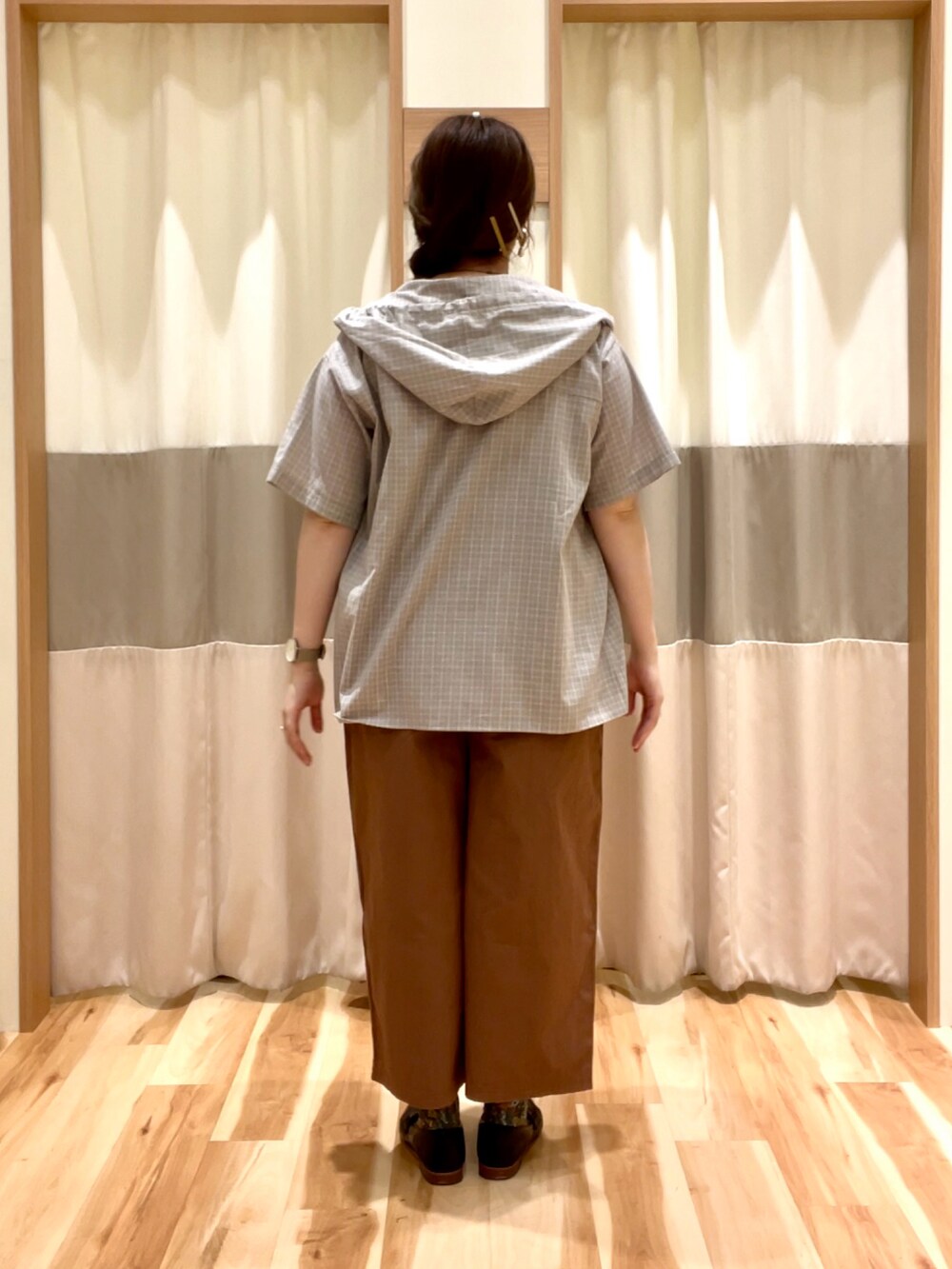 ブラウン系のオールインワン・サロペット、ホワイト系のタンクトップ、グレー系のシャツ/ブラウスを着用したレディースの春コーディネートの3枚目の写真