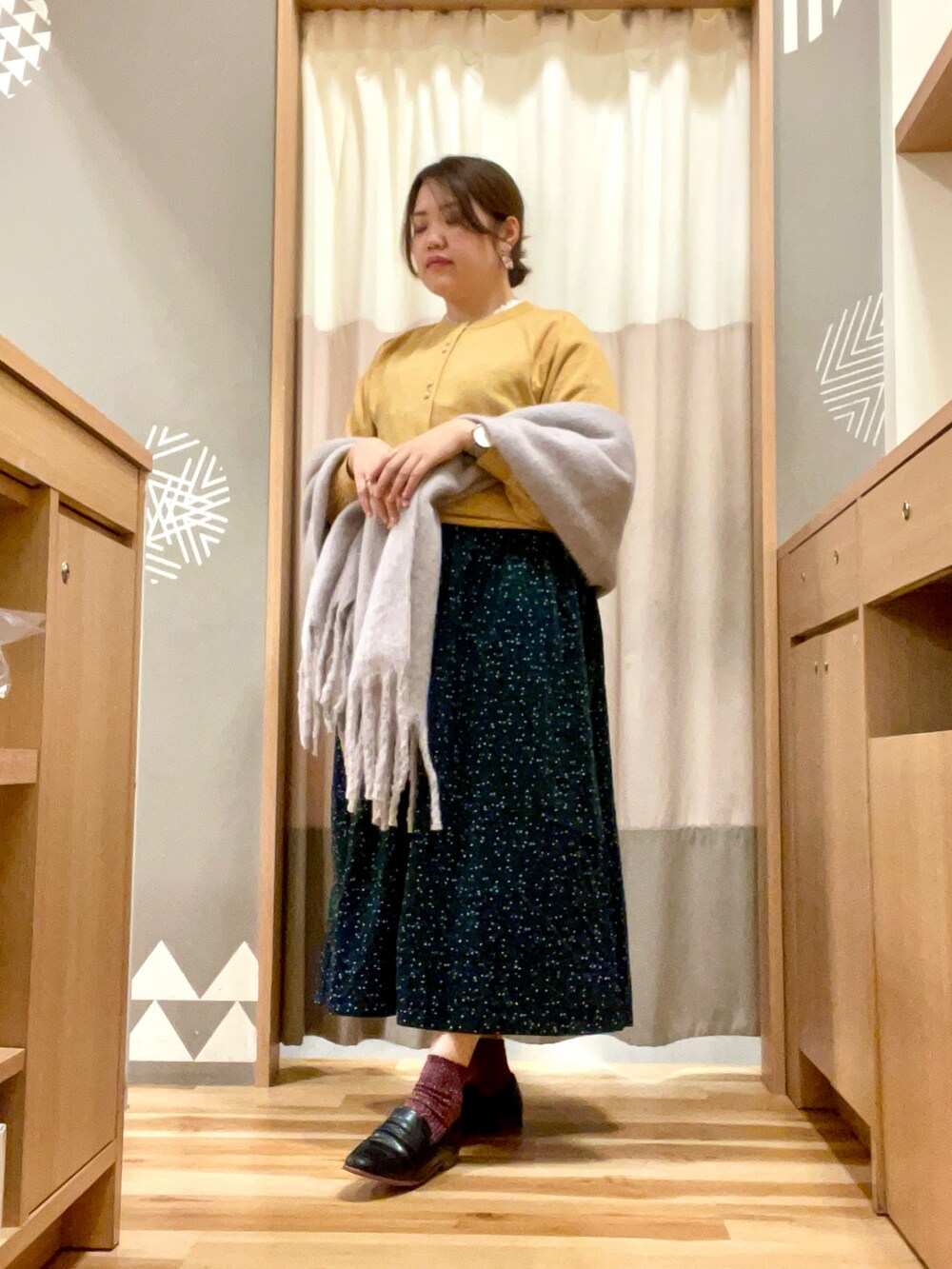 ブルー系のワンピース、イエロー系のカーディガン/ボレロ、ホワイト系のシャツ/ブラウスを着用したレディースの秋コーディネートの2枚目の写真