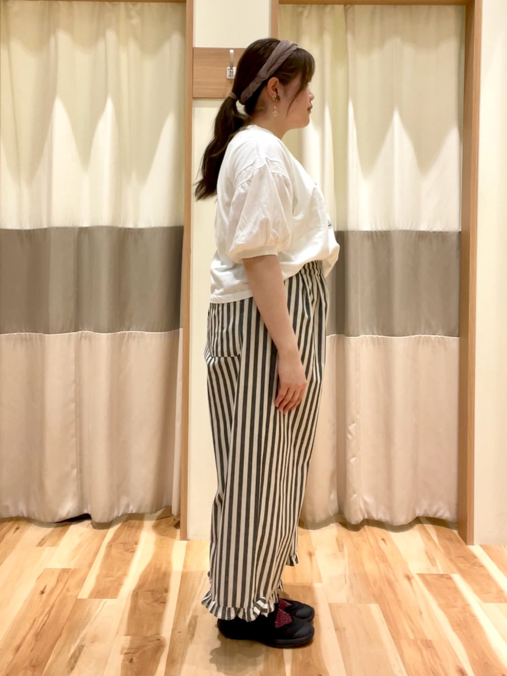 ベージュ系のその他パンツ、ホワイト系のTシャツ/カットソーを着用したレディースの春コーディネートの3枚目の写真