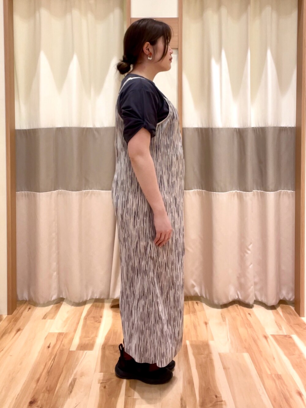 グレー系のTシャツ/カットソー、ブルー系のワンピースを着用したレディースの春コーディネートの2枚目の写真