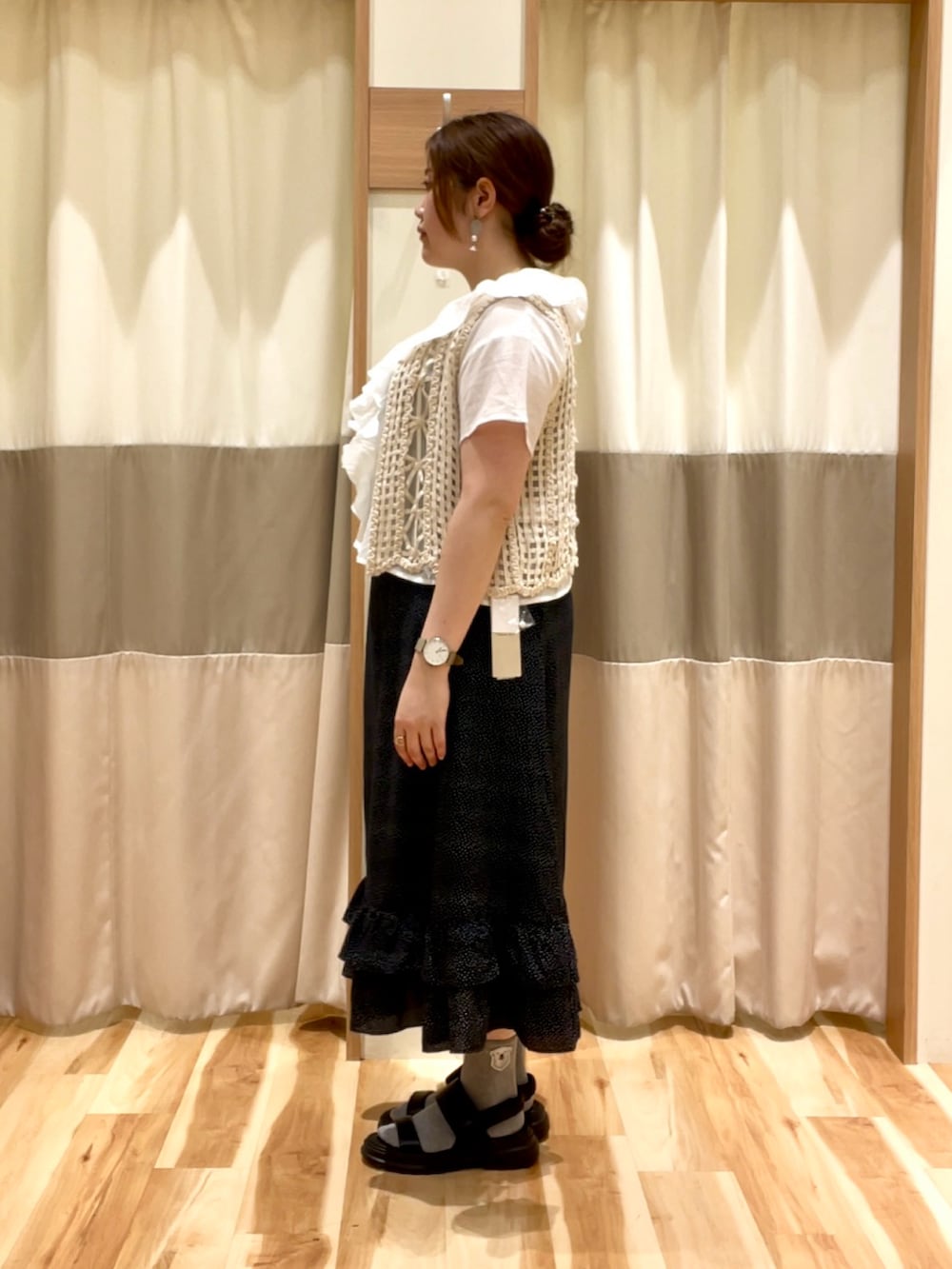 ホワイト系のベスト、ホワイト系のシャツ/ブラウス、ブラック系のスカートを着用したレディースの夏コーディネートの2枚目の写真