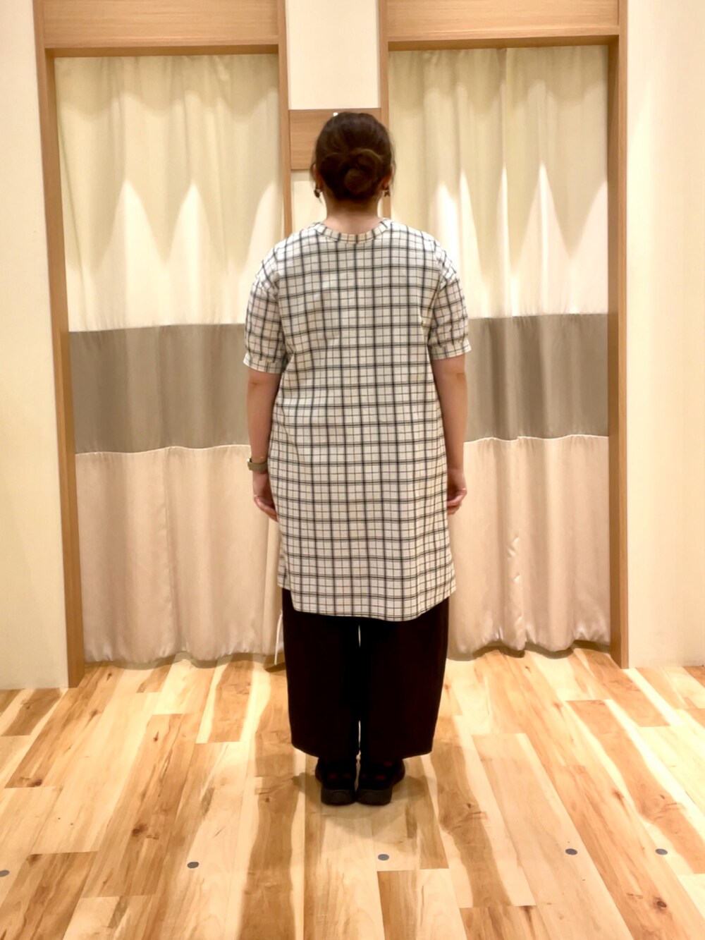 グレー系のその他パンツ、ブラック系のシャツ/ブラウスを着用したレディースの春コーディネートの3枚目の写真