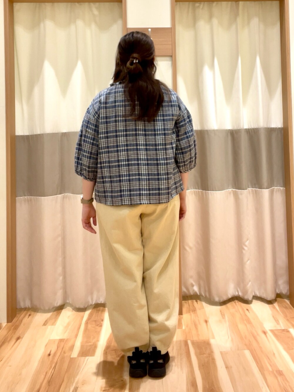 ブルー系のシャツ/ブラウス、ベージュ系のその他パンツを着用したレディースの春コーディネートの3枚目の写真