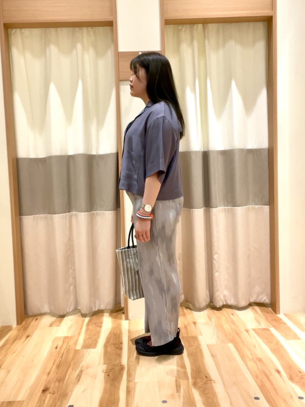 「オフィスカジュアル、Samansa Mos2 blue、きれいめカジュアル、ワントーンコーデ」｜「Samansa Mos2 blueの【接触冷感】水彩柄イージーパンツ（その他パンツ、グレー系）」を使った、bebeさん（レディース・159cm）の春コーディネートの2枚目の写真