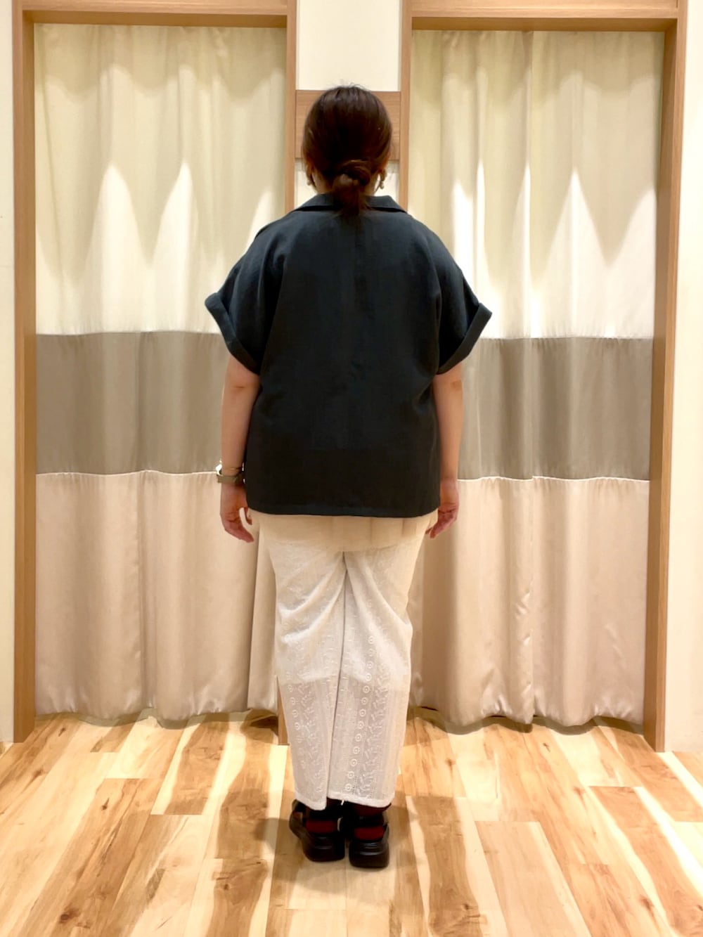 グレー系のシャツ/ブラウス、ベージュ系のシャツ/ブラウス、ホワイト系のその他パンツを着用したレディースの夏コーディネートの3枚目の写真