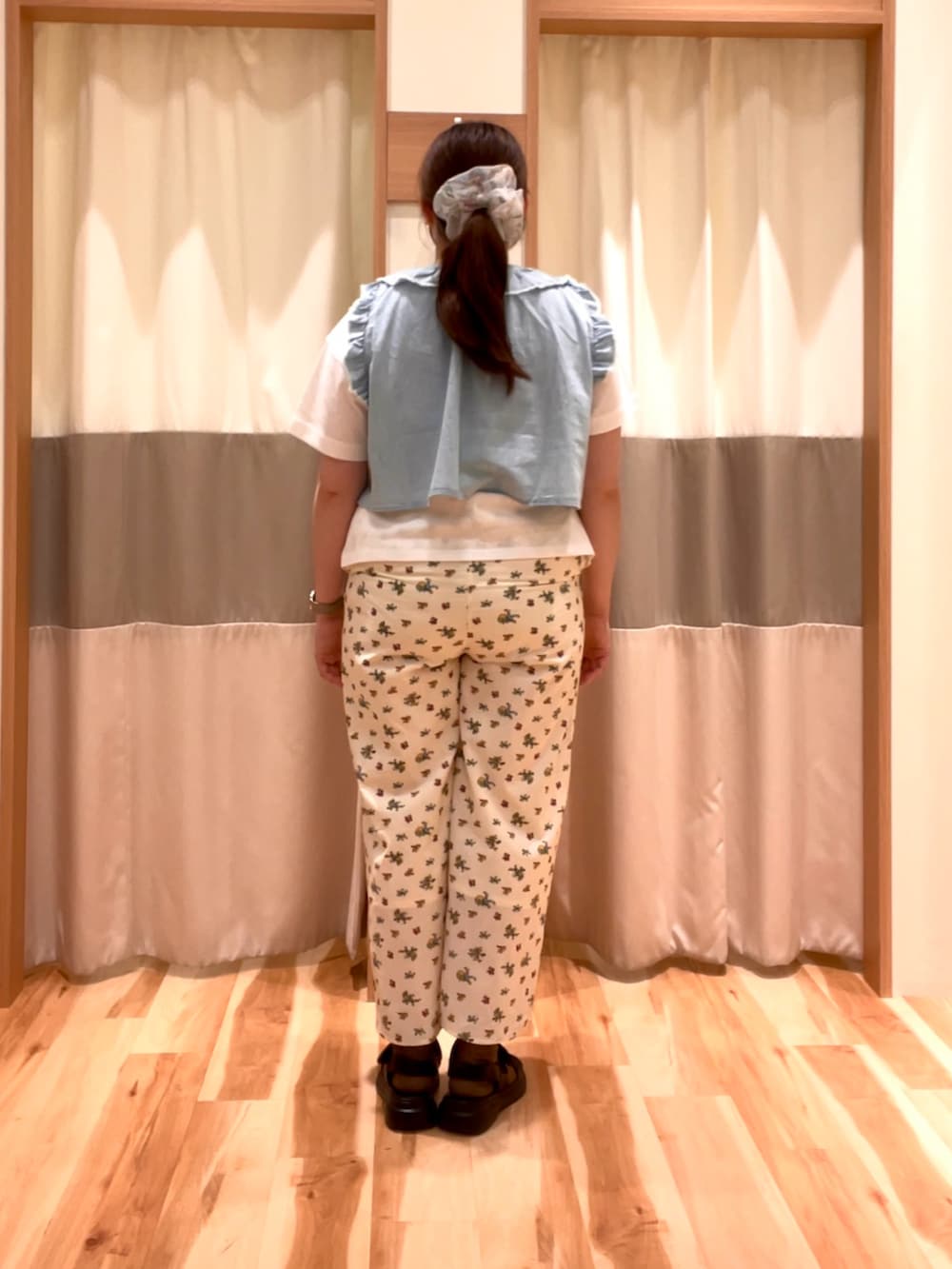 ブルー系のベスト、ホワイト系のその他パンツ、ホワイト系のTシャツ/カットソーを着用したレディースの夏コーディネートの3枚目の写真