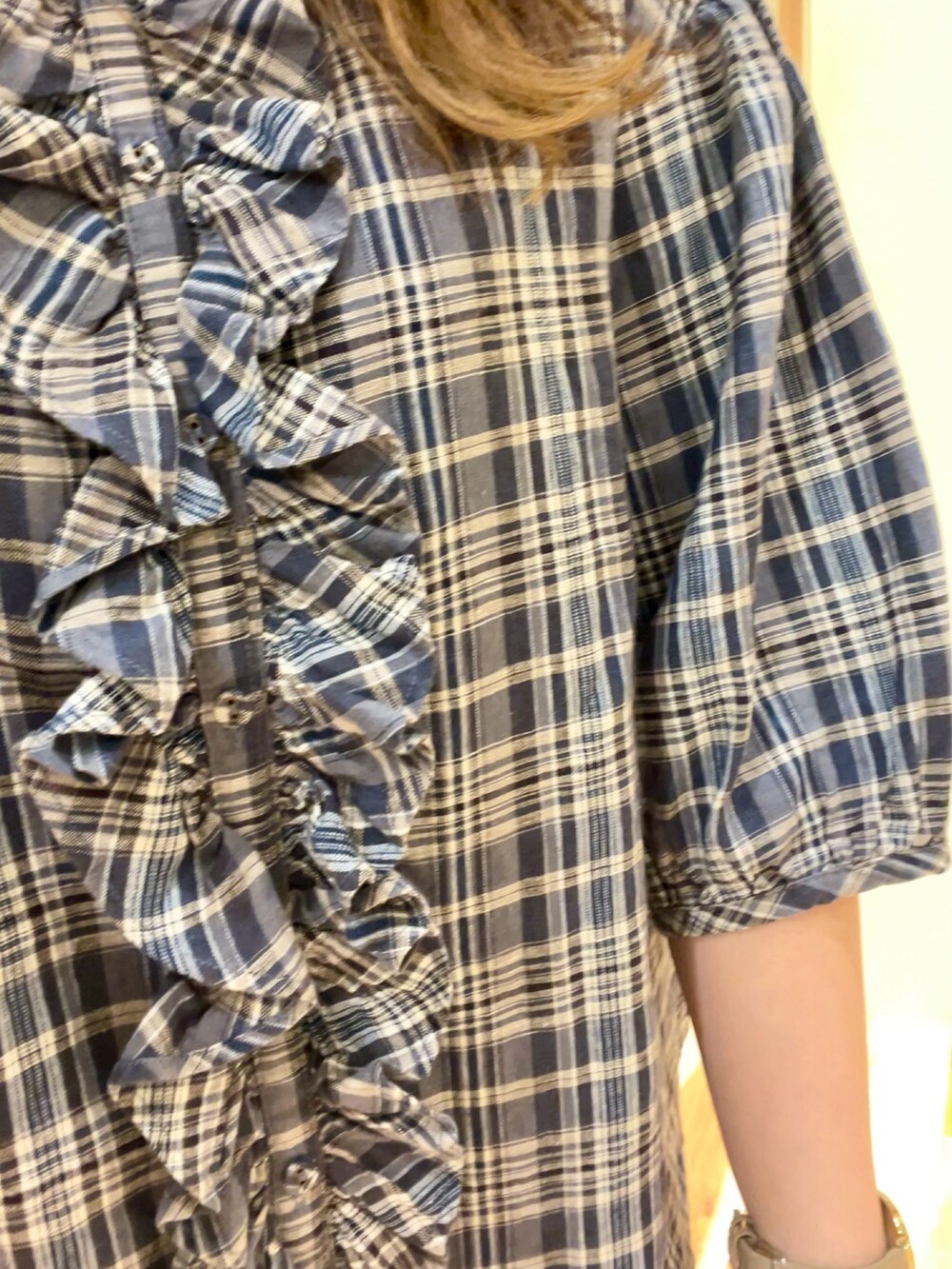 ブルー系のシャツ/ブラウス、ベージュ系のその他パンツを着用したレディースの春コーディネートの4枚目の写真